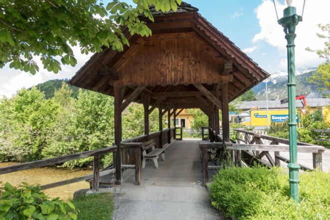 Überdachte Holzbrücke über den Dambach in Windischgarsten