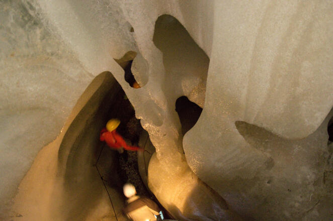 Beim Abstieg in die spannende Eishöhle
