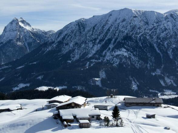 Der Aufstieg führt an der malerischen Falkenmoosalm vorbei.
