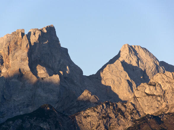 Tolle Ausblicke von der Anstiegsroute zum morgendlichen Alpenglühen an Östlicher Karwendelspitze und Vogelkarspitze