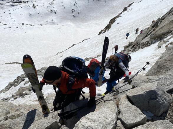 Wenige Meter vor der Scharte; Schidepot - ja oder nein?
