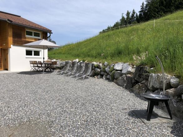 Grillplatz mit Sitzgelegenheit und Liegestühle