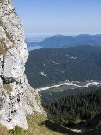 .. und in der Ferne über dem Isartal der Altlachberg, der Jochberg und der Walchensee.