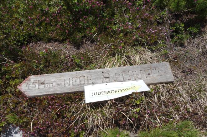 provisorische Beschilderung zum neuen Gipfelkreuz