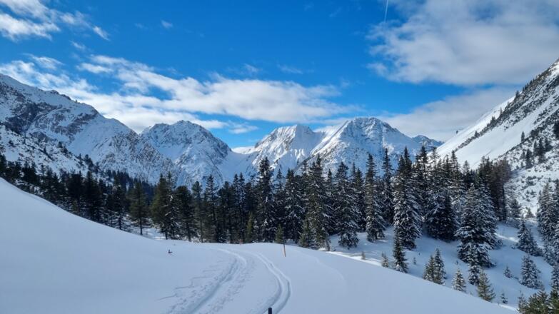 Hahntennjochstraße - Blick nach Westen mit Sättele