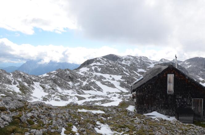 Hinter der Edelweißerhütte steht das Raucheck, der höchste Gipfel des Gebiets.