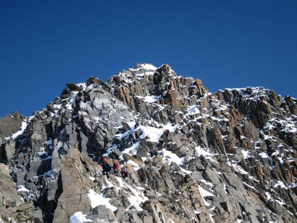 Blick auf den Gipfelgrat vom Skidepot.