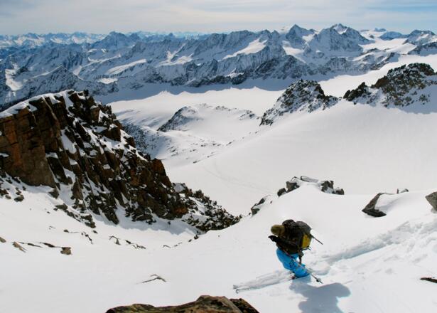 Wenn die Schneelage es zulässt, ist es für gute Skifahrer möglich direkt vom Gipfel abzufahren.