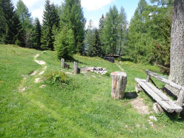 Sitzgelegenheit bei der Hütte