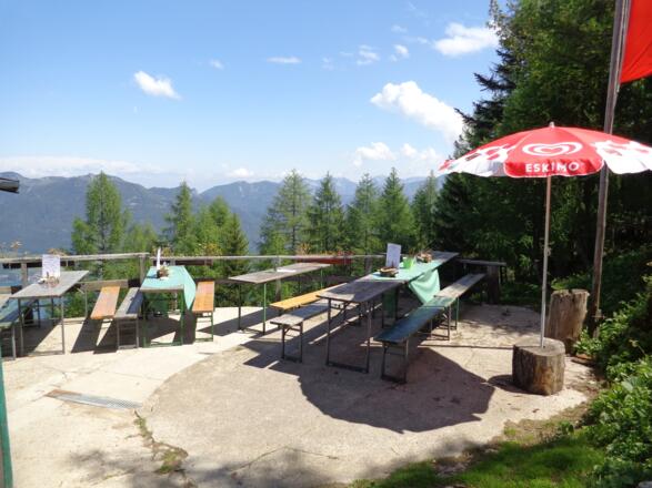 Gastgarten mit Ausblick auf den Wolfgangsee