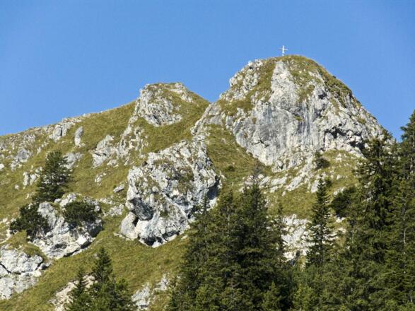 Je näher man dem Hohen Grasberg kommt, umso mehr zeigt er sein felsiges Gesicht.