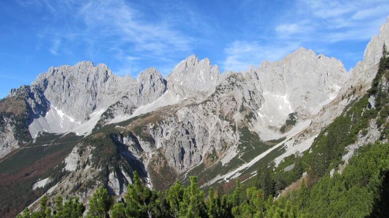 Der Aufstieg zur Gruttenhütte, im Hintergrund die Gipfel des Wilden Kaisers - Treffauer, Ellmauer Halt und die Karlspitze.