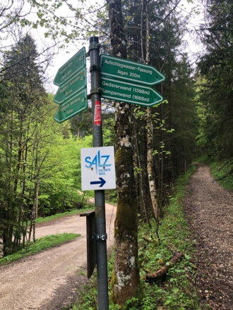 Beschilderung des Wegs zur Weißenalm