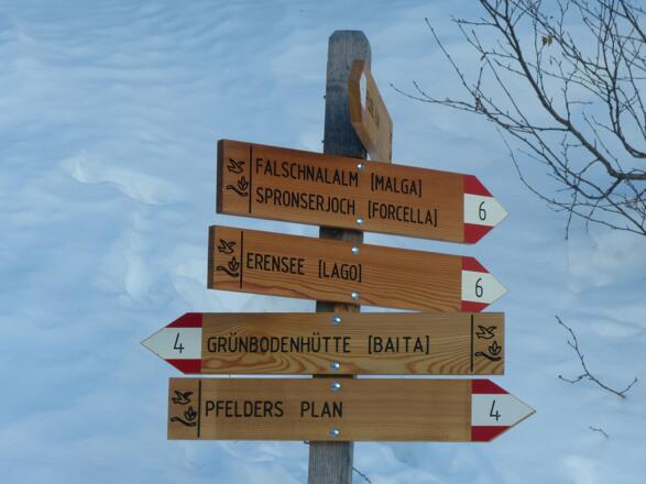 Wegweiser am Start in Pfelders