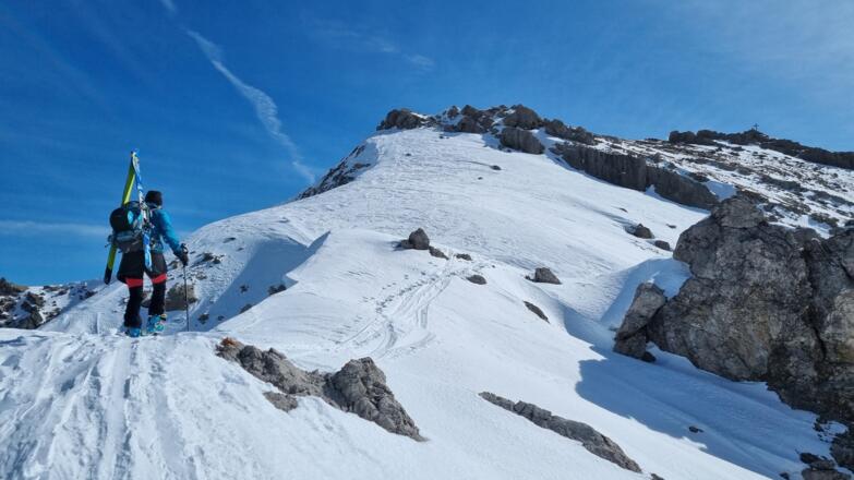 Rücken der zu Skidepot und Gipfel (rechts) führt