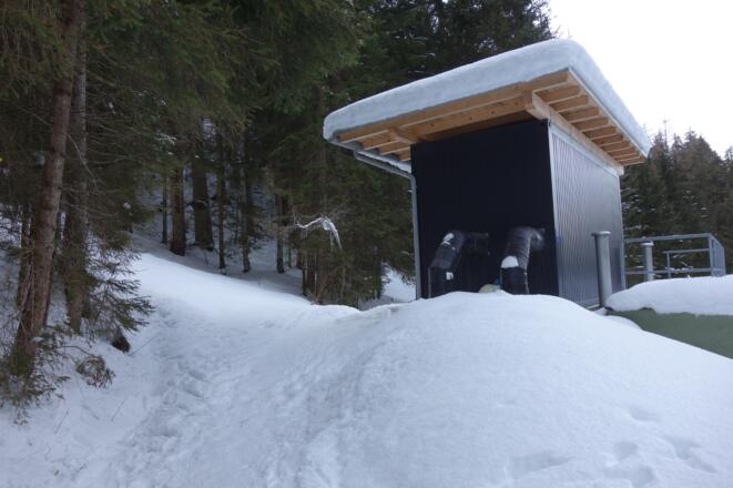 Oberhalb dieses Gebäudes geht es zurück zum Parkplatz