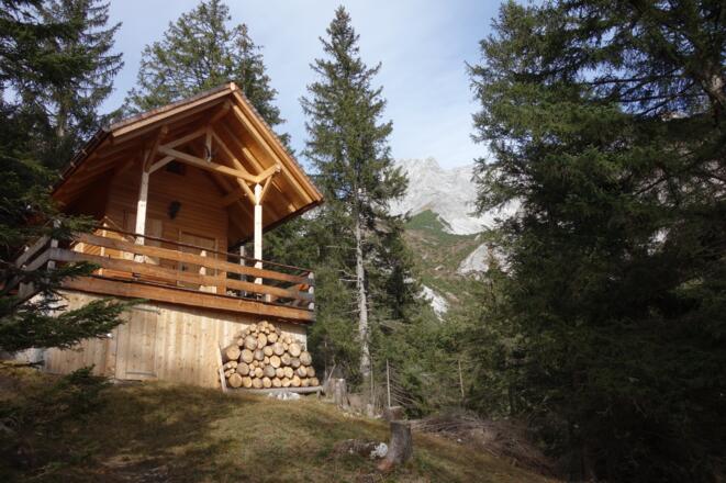 vorbei an einer neuen Hütte