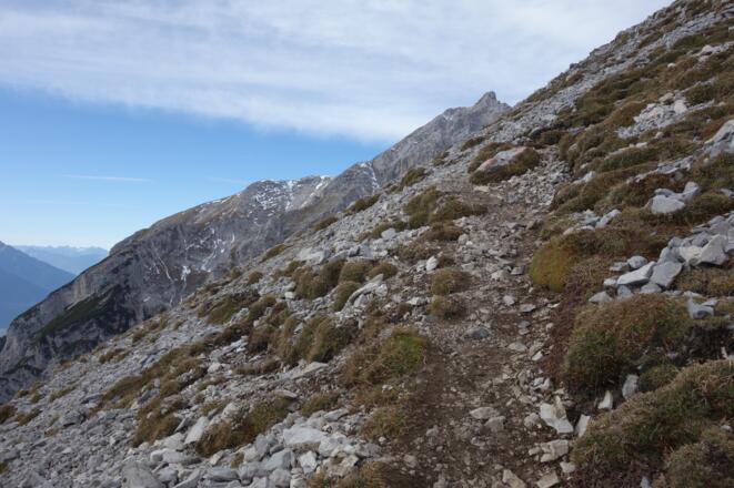 auf schottrigem Steig