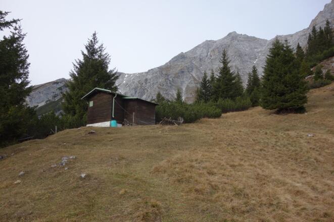 weiter bis zu dieser kleinen Hütte