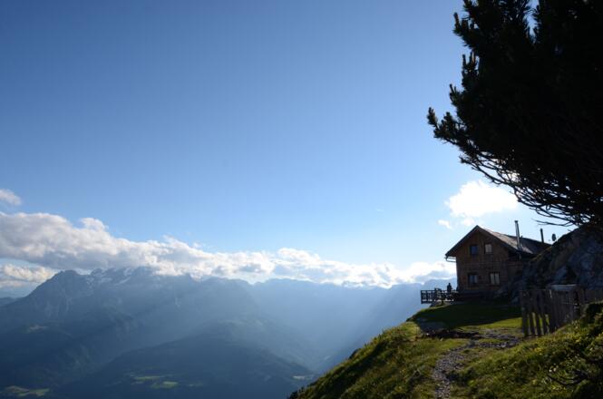 Die Abendwolken am Hochkönig verziehen sich und lassen einen schönen Tag erhoffen.