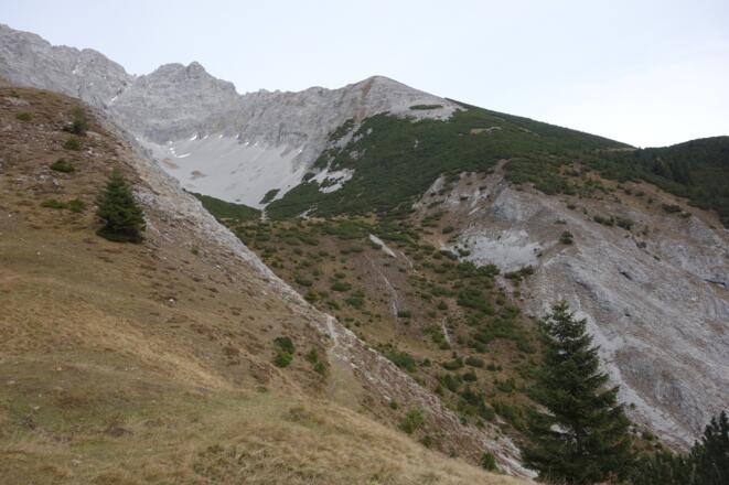 hier nach rechts dem Steig folgen