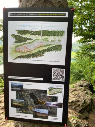 Infotafel beim Hohlen Felsen mit Blick auf den Happurger Stausee