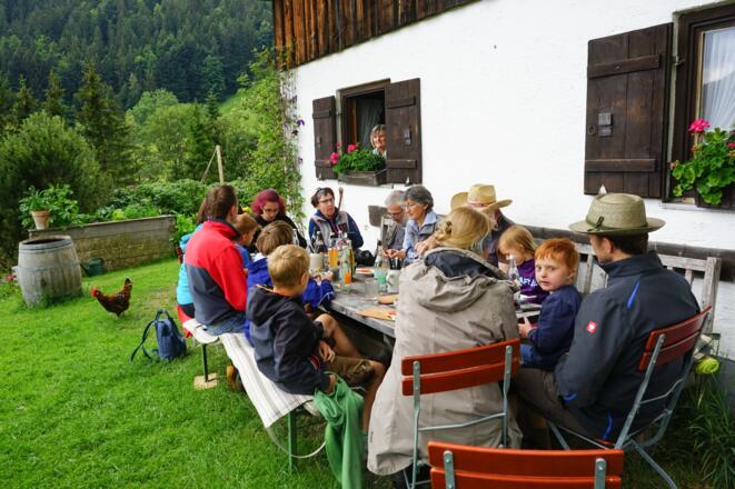 Die Weißenalm lädt zu typischen Schmankerln ein