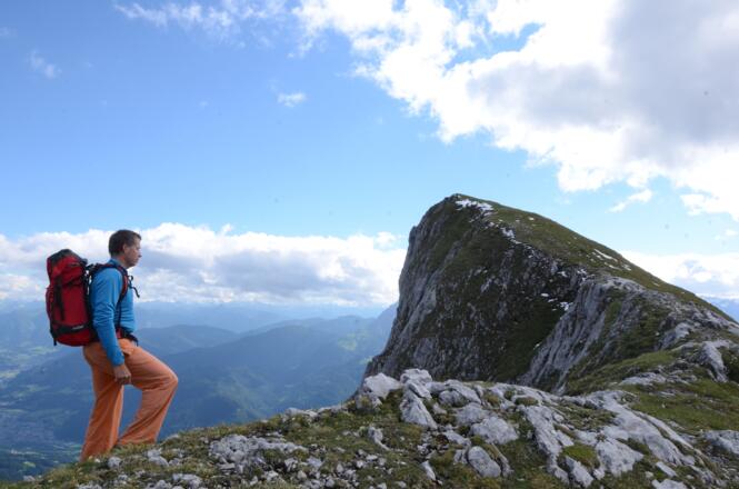 Ein Wiesenrücken führt auf den Klettergipfel Großes Fieberhorn.