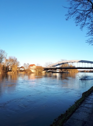 Schlossbrücke über die Donau