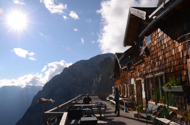 Die Terrasse der Werfener Hütte lädt zur Entspannung.