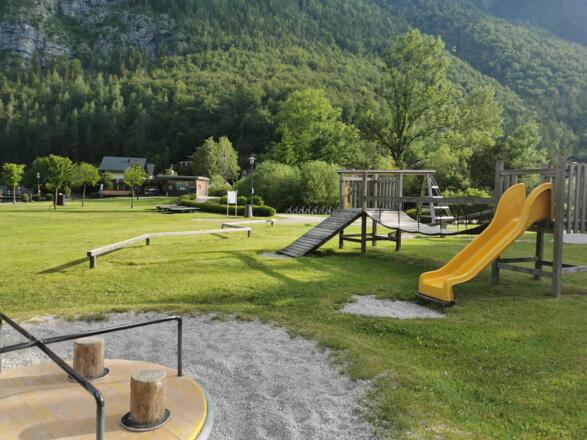 Spielgeräte am Spielplatz