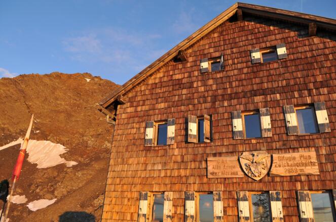 Zwickauer Hütte mit Hinterem Seelenkogel