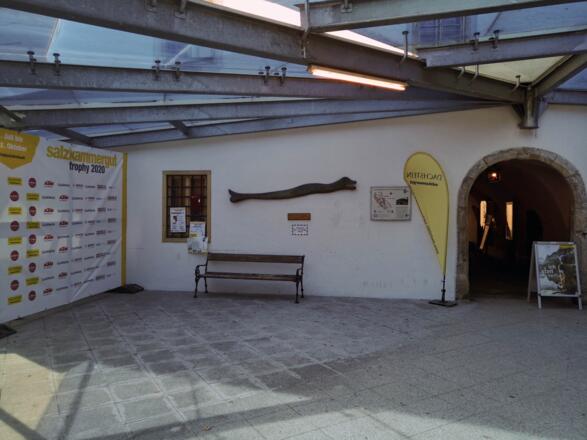 Eingang Tourismusbüro Bad Goisern vom Parkplatz Mitte B145
