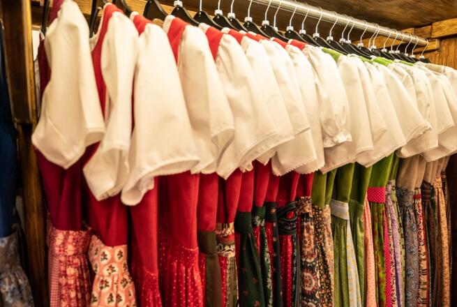 Stapel bunter Dirndl Packerl