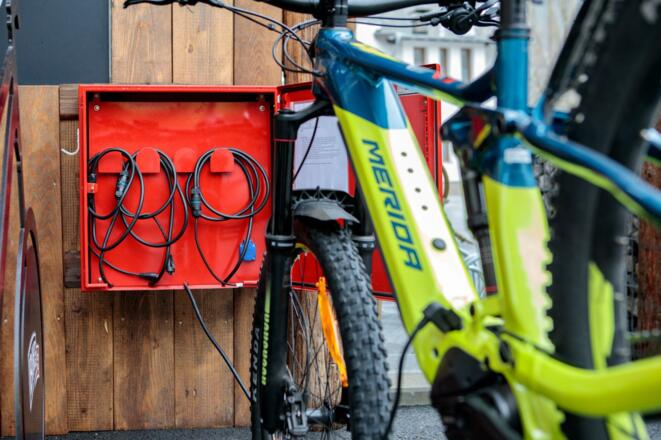 E-Bike Ladestation rot