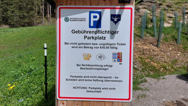 Der Parkplatz ist gebührenpflichtig.