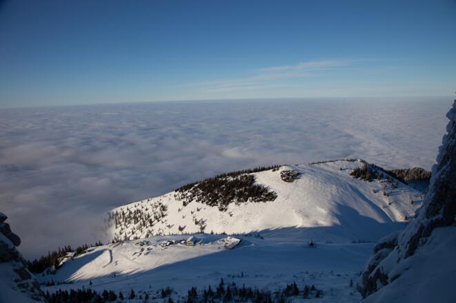 Die Steinlingalm im Abendlicht über dem Hochnebelmeer
