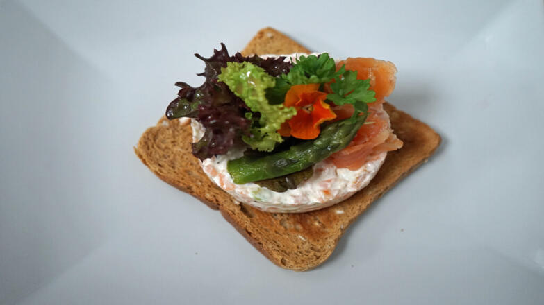 2018-cafe-sailer-lachs-auf-toast-andreas-sailer