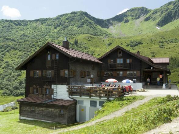 Beim Abstieg kommt man an der Schwarzwasserhütte vorbei.