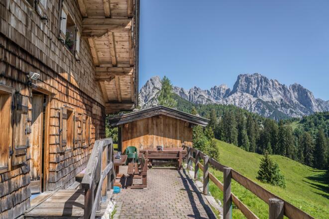 Terrasse der Jausenstation Litzlalm