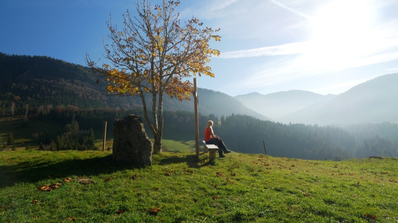 Sonnenbank mit Ausblick in die Bergwelt beim Hündlekopf