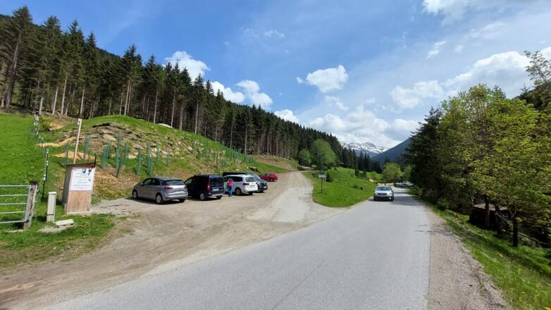 Der Parkplatz kurz vor dem Gasthof Hanneburger. Ganz hinten im Wattental - die Kalkwand (2826 m).