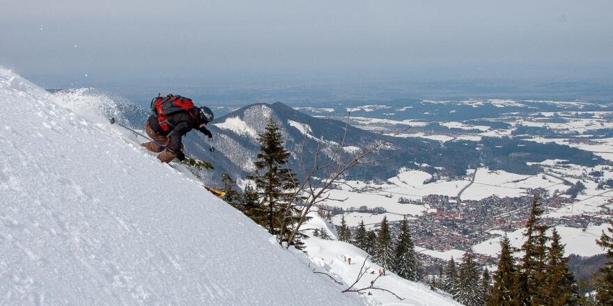 Abfahrt mit Tiefblick auf Aschau