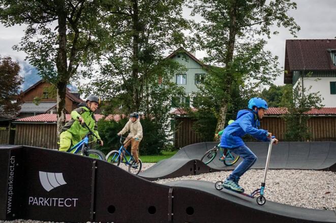 Steilkurven im Pumptrack in Bad Goisern am Hallstättersee.