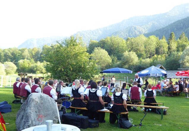 Frühschoppen beim Strandbad Hirschpoint.