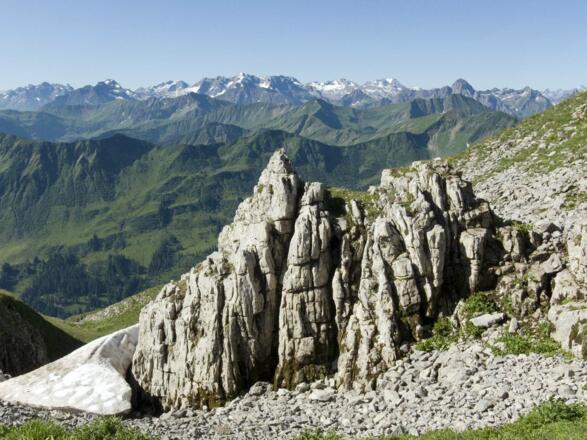 Brillante Aussicht von der Gipfelhöhe