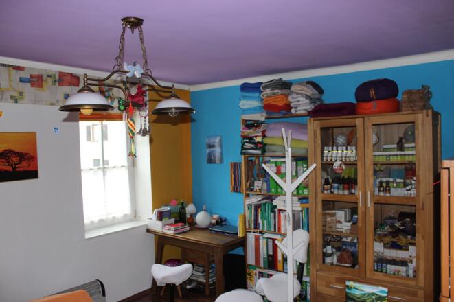 Massageraum mit Büchern und Ölen im Massagefachinstitut von Roswitha