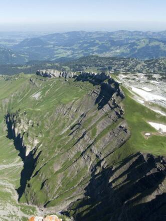 Blick vom Gipfel auf das Gottesackerplateau mit seinem scharfen Abbruch