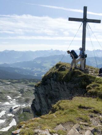Vorsichtige Tiefblicke vom Gipfel
