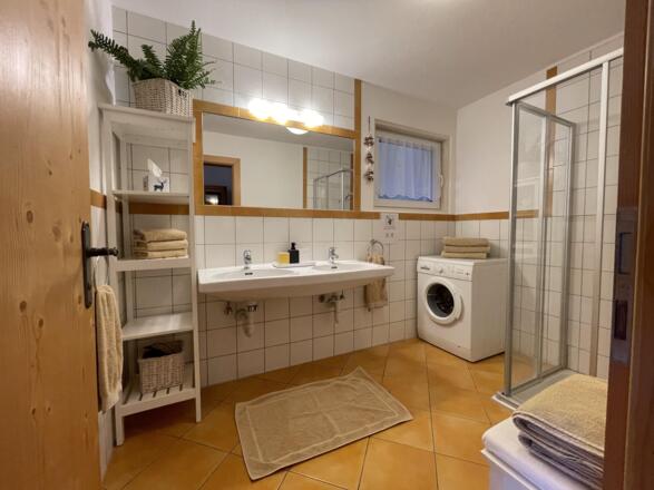 Badezimmer, 2 Waschbecken, Waschmaschine